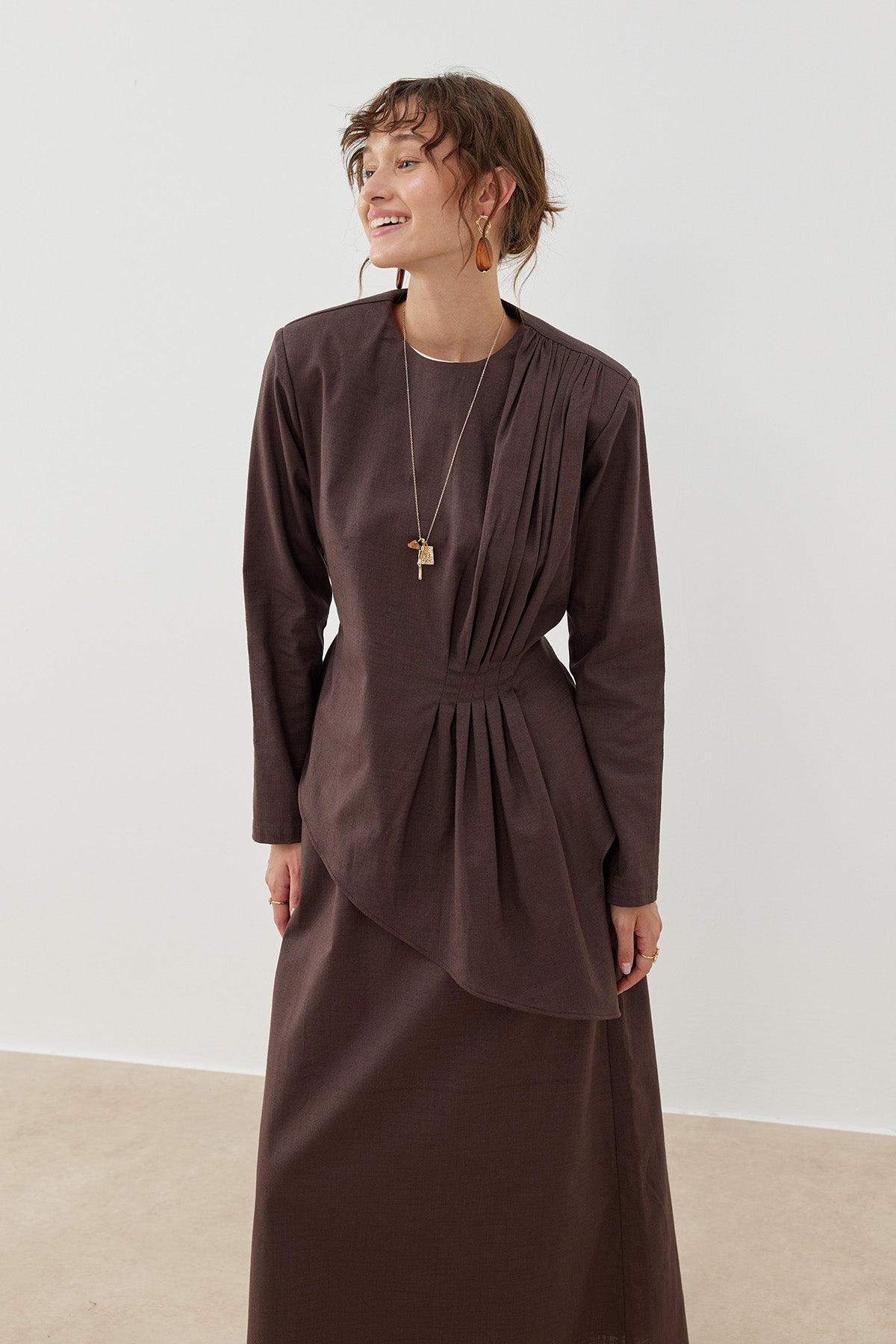 LINEN LOOKING PLEATED BLOUSE BROWN